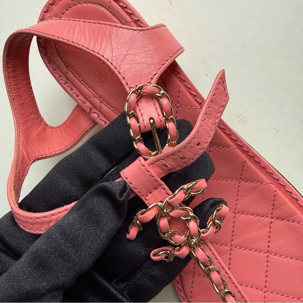 CHANEL Quilted Pink
Interlocking CC Logo T-Strap Sandals
Goatskin Size 38 - Picture 11 of 13